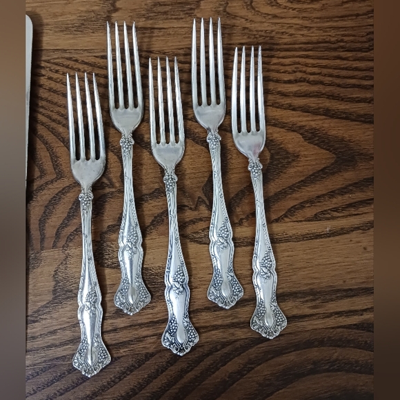 Lot 5-Antique 1847 Rogers Silverplate 1904 Grape XS Triple Dinner Fork - Picture 1 of 5